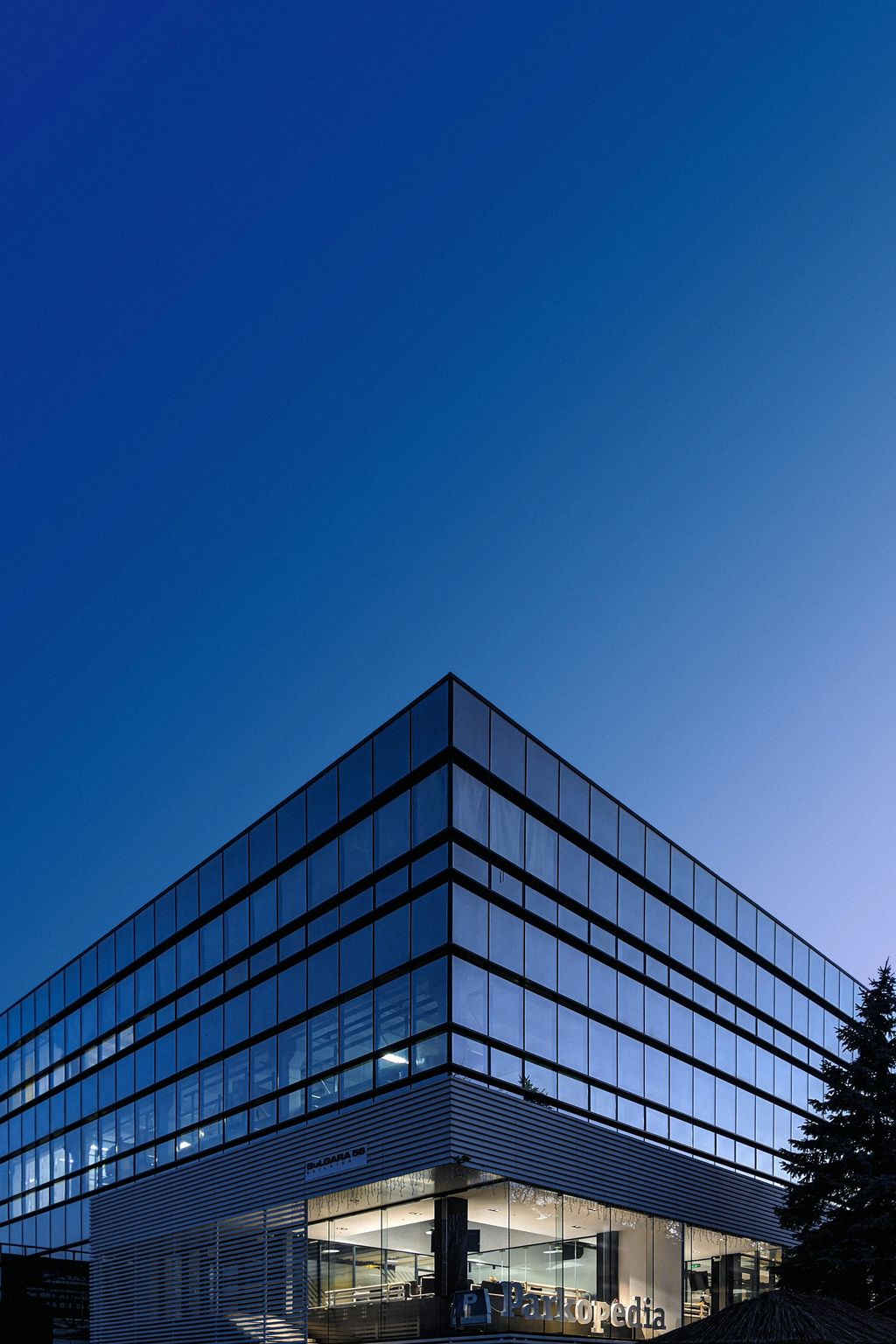 Palazzo per uffici moderno con la facciata in vetro